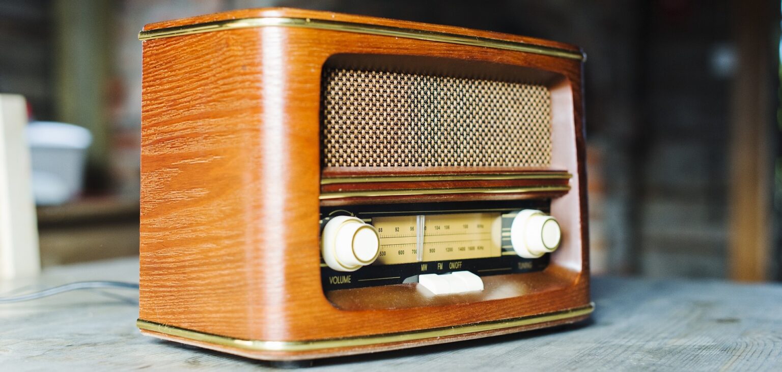 Rad ii. Радиоприемник. Старое радиоприемник. Радиоприемник в стиле ретро. Антикварные радиоприемники.