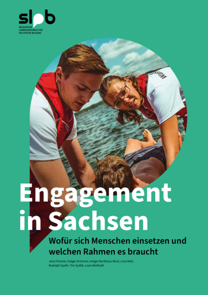 Titelblatt zur Studie "Engagement in Sachsen", enthält Titel, Herausgebende und ein Titelbild, das zwei Engagierte der Wasserwacht bei der Rettung eines Jungen zeigt.