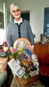 Gisela Löffler erhält einen Präsentkorb zum Jubiläum der Seniorensicherheitsberatung.