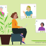 Eine Person sitzt eben einer Zimmerpflanze entspannt auf einem gepolsterten Hocker. Auf ihrem Schoß hat sie einen Laptop. In Sprechblasen um sie herum sind weitere Personen zu sehen. Die Grafik stellt die Teilnahme an einer Videokonferenz dar.