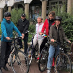6 Teammitglieder der Freiwilligen-Agentur Leipzig stehen mit ihren Fahrrädern vor dem Büro und schauen motiviert in die Kamera.