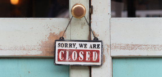 Foto: an einer geschlossenen Tür hängt ein Schild "Sorry, we are closed" ("Entschuldigung, wir haben geschlossen")