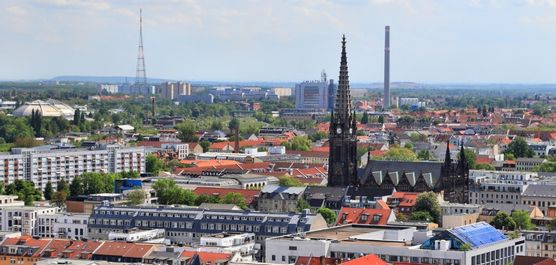 Foto: Blick über die Stadt Leipzig (vom Stadtzentrum Richtung Süden; erkennbar ist u.a. die Peterskirche.