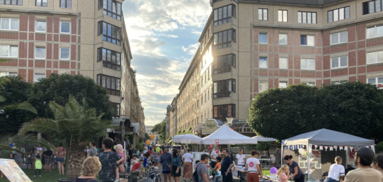 Gefüllter Dorotheenplatz in sommerlicher Stimmung zum Kollefest 2021