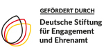 Logo der Deutschen Stiftung für Engagement und Ehrenamt mit dem Zusatz "Gefördert durch". 