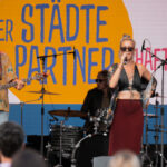 Eine Band spielt auf der Bühne der Städtepartnerschaften bei der Fete de la musique.
