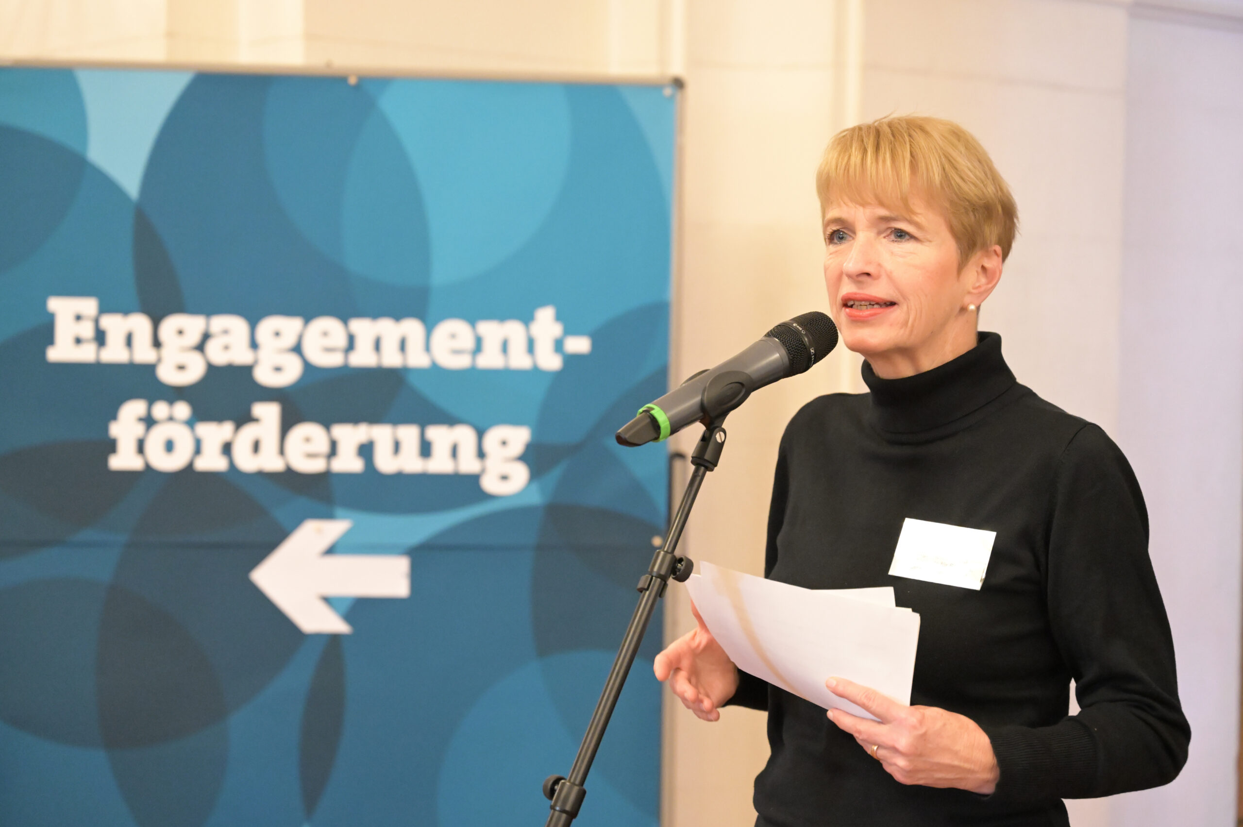 Sozialbürgermeisterin Dr. Martina Münch während der Eröffnungsrede. Im Hintergrund eine Pinnwand mitgroßformatiger Beschriftung 