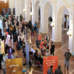 viele Besucherinnen an Ständen bei der Engagementmesse in der Oberen Wandelhalle des Neuen Rathauses