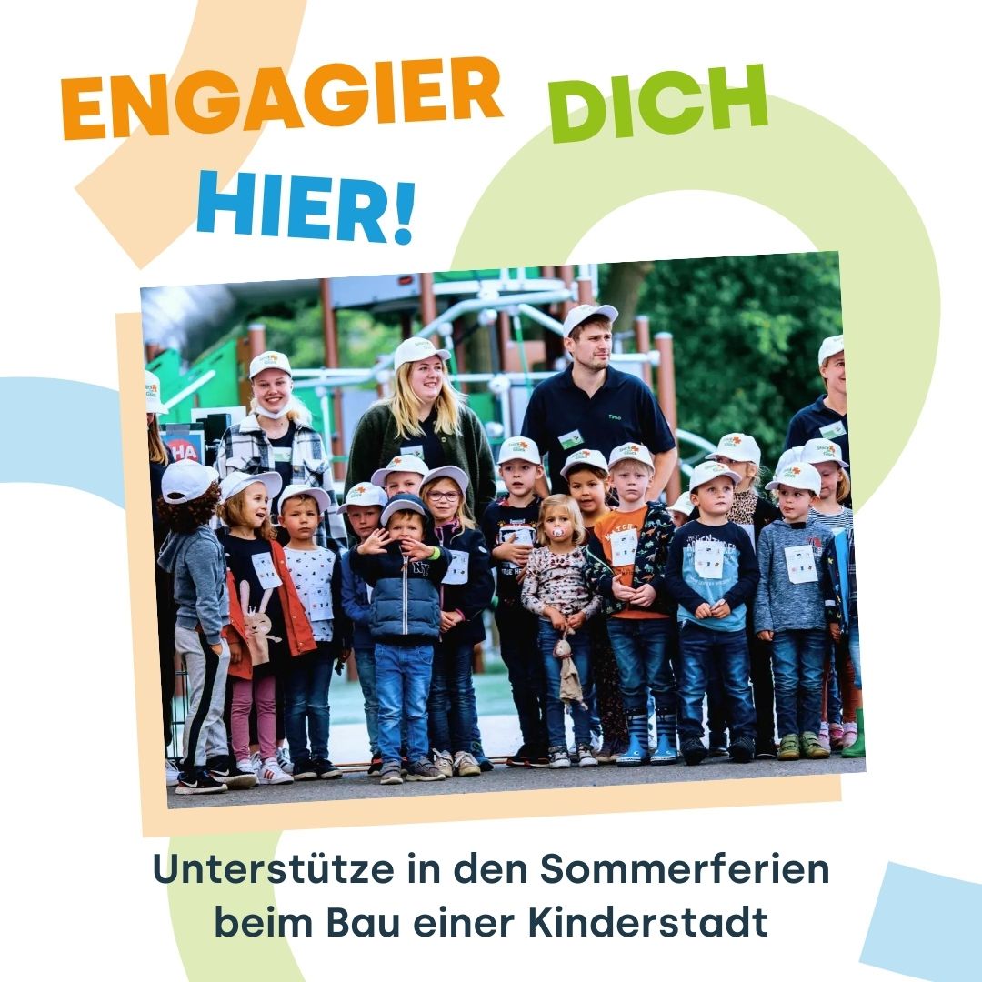 Einige Erwachsene mit einer Gruppe Kinder vor einem Spielplatz. Text: Engagier dich hier! Unterstütze in den Sommerferien beim Bau einer Kinderstadt.
