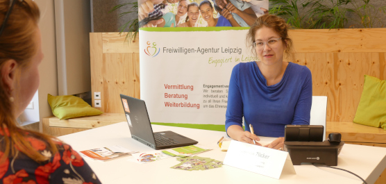 Eine Mitarbeiterin der Freiwilligenagentur berät eine interessierte Person im Leipziger Stadtbüro.