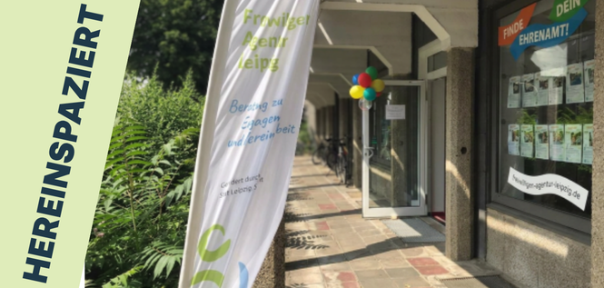 Eingangstür der FAL mit Luftballons, Text: Hereinspaziert